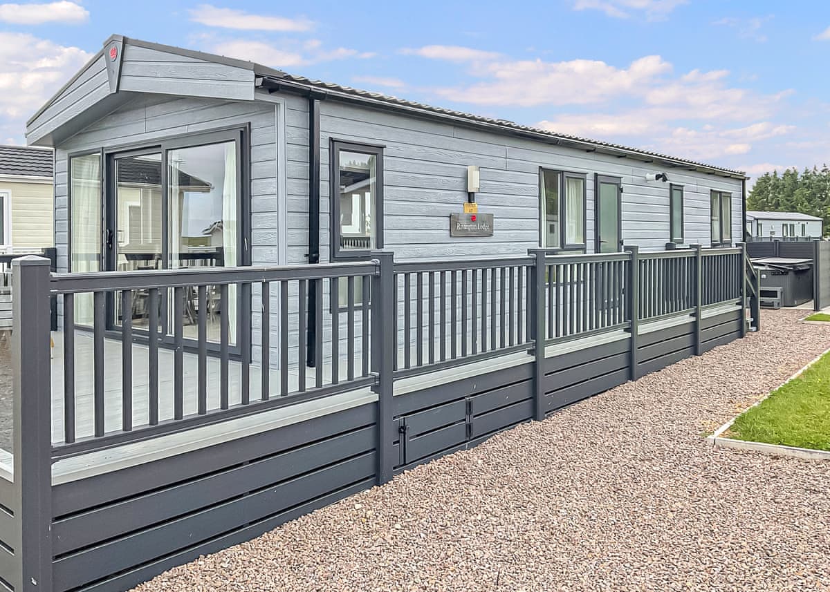 Fraser – 2-bed holiday home with private hot tub