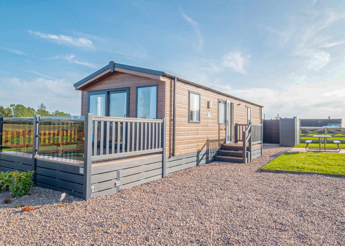 Huntly – 2-bed holiday home with private hot tub